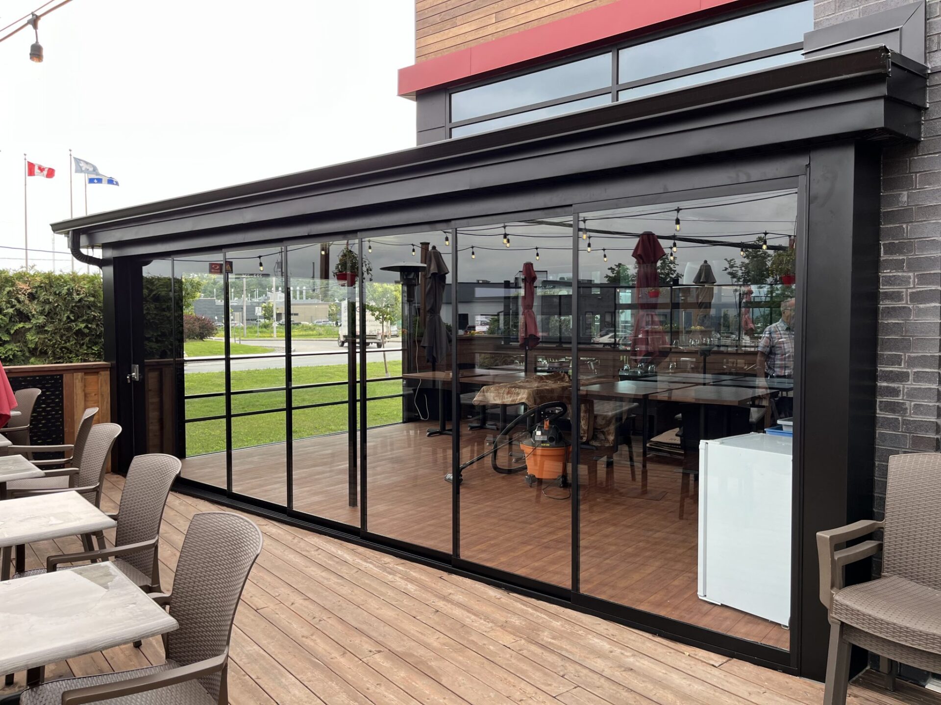 Restaurant featuring a wooden bench and glass door, highlighting the Novasun Horizon Plus design.
